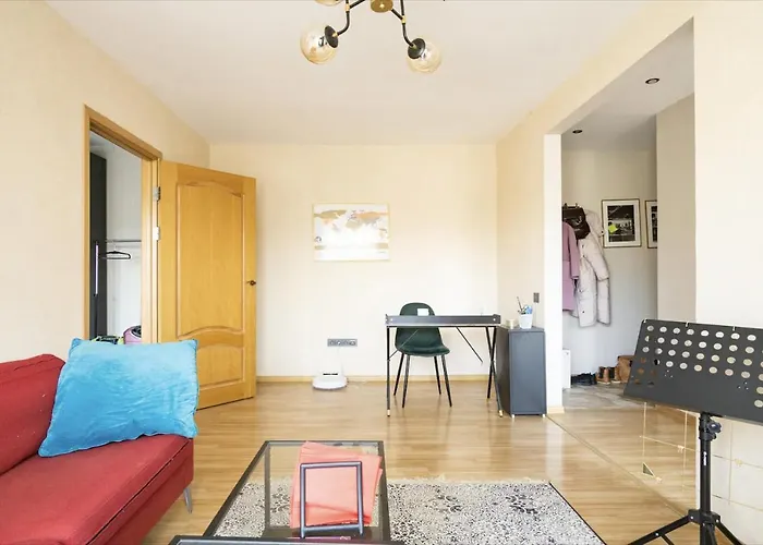 Cozy Flat Near Center And Airport. Free Parking شقة *