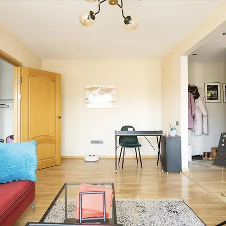 Cozy Flat Near Center And Airport. Free Parking 公寓 *